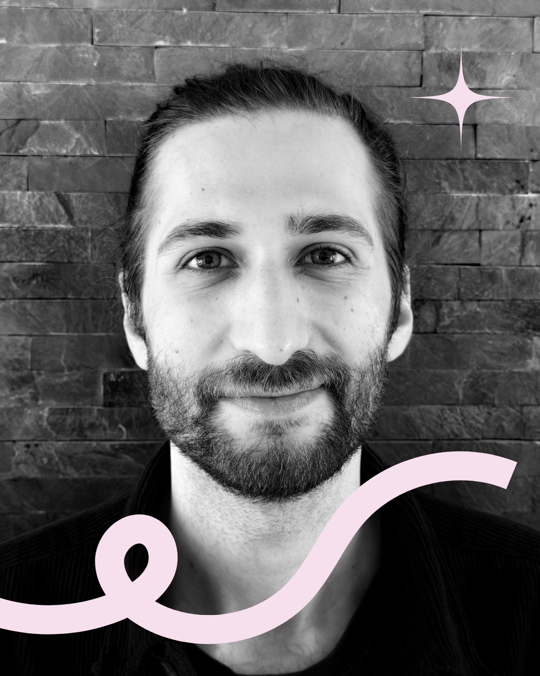 "Rauf auf den Regiestuhl" mit Christian Feras Kaddoura
 
Viele Wege führen auf den Regiestuhl, aber was macht man, sobald man dort sitzt? Kompromissbereitschaft, Kreativität, Teamarbeit oder das große Genie – Was braucht es als Regisseur:in? Christian Feras Kaddoura geht mit euch diesen Fragen auf den Grund.
Er teilt seine Erfahrungen aus der Arbeit mit renommierten Regisseur:innen am Schauspielhaus Bochum wie Johan Simons, Selen Kara, Barbara Bürk & Clemens Sienknecht und gibt Einblicke in seine eigenen Arbeitsweisen bei Regieprojekten am Stadttheater und in der freien Theaterszene.
In diesem Workshop sprechen wir über die Arbeit mit Schauspieler:innen, Textmaterial, Bühnenmittel und wen oder was es noch alles braucht, um ein Theaterstück auf die Bühne zu bringen. Mit szenischen Übungen und Spielen rund um das Theater – für zukünftige Regisseur:innen und Theaterinteressierte.