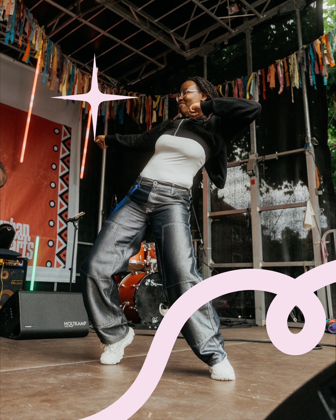 "Show me your Waack!" mit Laëlle Makazu

In diesem Workshop wird euch die Welt von Waacking gezeigt. Eine Tanzkultur, wo es um Community und Selbstliebe geht. Ihr werdet nicht nur die Historik kennen lernen, sondern auch die Movements und wie ihr euren Waack ausdrücken könnt. 

Laëlle ist Movement und Creative Director, Choreografin und Performerin. Sie vertritt verschiedene Tanzstyles in Club- and Streetstyle, aber definiert sich hauptsächlich als Waacking Tänzerin. Zurzeit ist sie am Theater Oberhausen angestellt und ist als Teil der Urban Arts Sparte tätig.