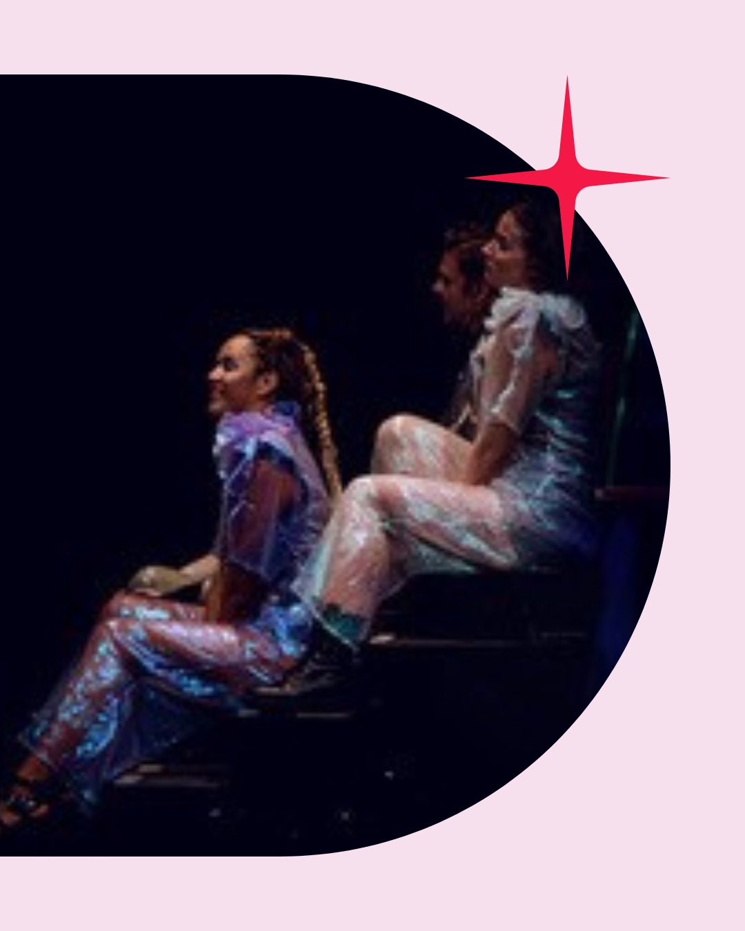 "StimmBruch – Stimme und Übergänge" mit Carolina Cesconetto

In diesem Workshop geht es um Brüche und darum, sie nicht zu vermeiden, sondern zu nutzen. Zwischen leise und laut, angepasst und echt, zwischen Technik und Haltung entsteht Raum für Veränderung. Wir arbeiten mit Stimme, Körper, Präsenz und Songs aus Pop und aktuellen Sounds. Dabei geht es nicht um „richtig singen“, sondern darum, gemeinsam auszuprobieren, loszulassen, laut zu werden und neue Wege mit der eigenen Stimme zu finden. Brüche gehören dazu: Wenn etwas kippt, unsicher wird, sich verändert. Genau dort beginnt Bewegung in der Stimme, im Ausdruck, in der Art, wie wir miteinander singen. Du musst nichts können. Wir lernen gemeinsam, wie man sich traut, wie man sich hört, wie man Klang entstehen lässt, der nicht glatt sein muss, sondern lebendig.

Carolina ist in Brasilien aufgewachsen und kam dort früh mit Musik und Theater in Berührung. Sie studierte Komposition und Dirigat an der Hochschule für Musik in Curitiba und setzte ihre Ausbildung in Berlin fort, wo sie Regie an der Hochschule für Schauspielkunst Ernst Busch studierte. In ihrer künstlerischen Arbeit verbindet Carolina gesellschaftspolitische Themen mit einem persönlichen Zugang. Gleichberechtigung, feministische Perspektiven und postkoloniale Erzählstrukturen bilden den inhaltlichen Kern ihrer Inszenierungen. Gleichzeitig arbeitet sie mit Humor, Musik und einer Prise Telenovela-Ästhetik. Carolina ist Mitbegründerin des Kollektivs „Dolce_Diva“. Dort entstand u.a. die Lecture Performance (UN)kill the Putas am Lichthof Theater Hamburg. Außerdem ist sie Teil des Kollektivs “Follow Her Lied“, dessen Performances beim Feminale Festival Hamburg sowie im öffentlichen Raum in São Paulo gezeigt wurden. Während des Regie Studiums war sie außerdem Mitglied im Künstler*innenkollektiv  “hfs_Ultras“ an der HfS Ernst Busch. Darüber hinaus dirigiert sie den Hamburger Brasilien-Chor Fuzuê und ist als Regisseurin, Autorin und Komponistin tätig. Ihre interdisziplinäre Praxis ist geprägt von kultureller Vielstimmigkeit, politischem Bewusstsein und einer klaren künstlerischen Haltung.