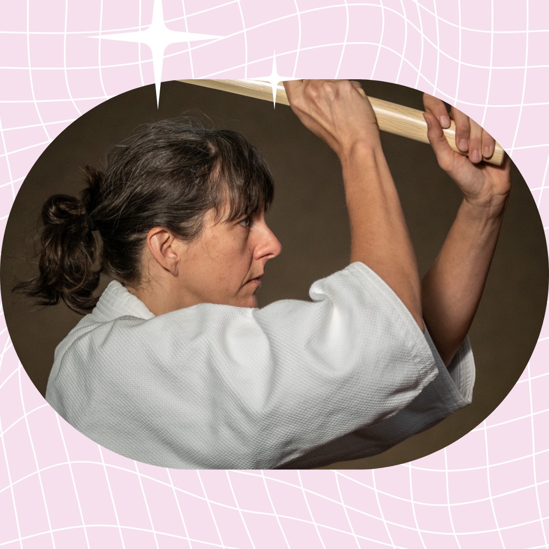 "Kenjutsu – Die Kunst des japanischen Schwertes" mit Sonja Sauer 

In diesem Workshop tauchen wir in die faszinierende Welt des Kenjutsu ein, der traditionellen japanischen Schwertkunst. Unter Anleitung werden grundlegende Schnitte und Bewegungsabläufe mit dem Holzschwert (Bokken) erlernt und geübt. Anschließend geht es mit Partnerübungen weiter, bei denen Timing, Konzentration und respektvolles Miteinander im Mittelpunkt stehen. Gleichzeitig vermittelt das Training wichtige Fähigkeiten die auch für die Bühnenarbeit relevant sind: Körperbewusstsein, Konzentration, Haltung, Präsenz, klare Bewegungsführung und präzises Timing sind zentrale Elemente – sowohl im Kenjutsu als auch im Theater. Die Teilnehmenden lernen, ihre Bewegungen bewusst zu kontrollieren, Spannung aufzubauen und Aktionen glaubwürdig und ausdrucksstark darzustellen.

Zum Abschluss verwandelt ihr die erlernte Technik in eine kreative Performance: Mit Lichtschwertern entwickelt ihr kleine eigene Vorführungen mit Bewegung, Ausdruck und Fantasie. Ein Angebot für alle, die Körperbeherrschung, Disziplin und spielerische Kreativität verbinden möchten.

Sonja übt seit 2002 Aikido und trägt aktuell den 5. Dan (schwarzen Gürtel) des Weltverbandes Aikikai. Sie leitet zusammen mit ihrem Mann Peter die Schule Aikido im Hof e.V. in Duisburg, wo sie an sechs Tagen pro Woche unterrichtet. Außerdem leitet sie Aikido Lehrgänge im In- und Ausland.
